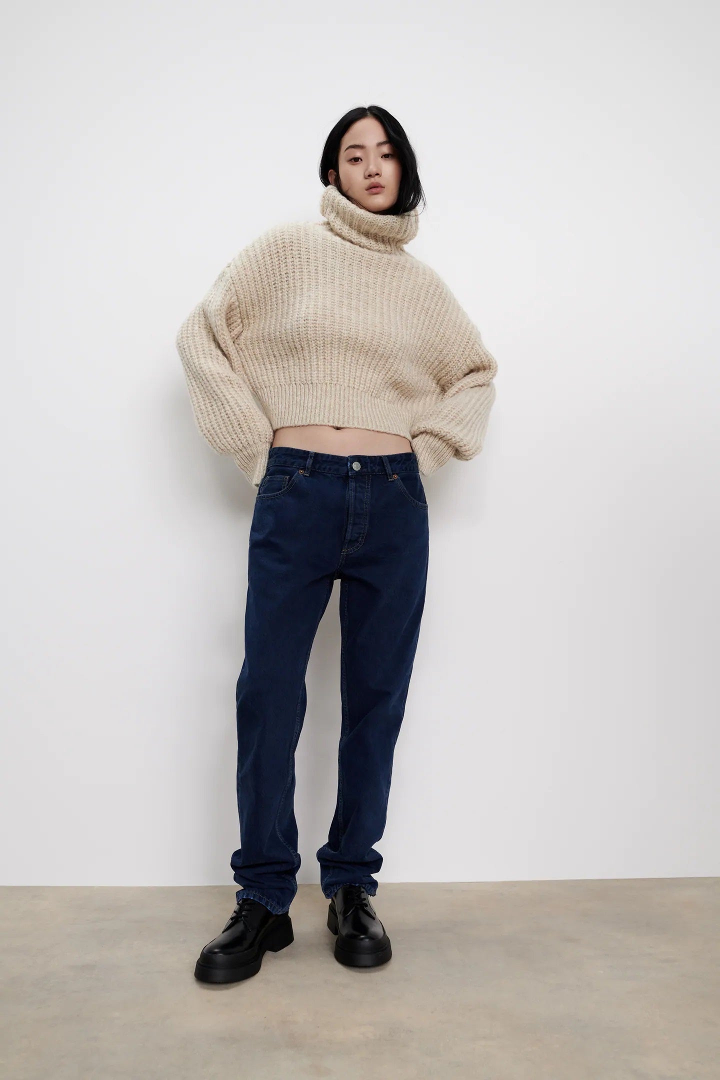 En entretiempo y sobre todo en las noches más frías, seguiremos llevando este tipo de jersey de punto grueso con cuello vuelto que sienta de maravilla y es super calentito. ¿Lo mejor? Que está en las rebajas de Zara, en todas las tallas, por 15,99 euros.