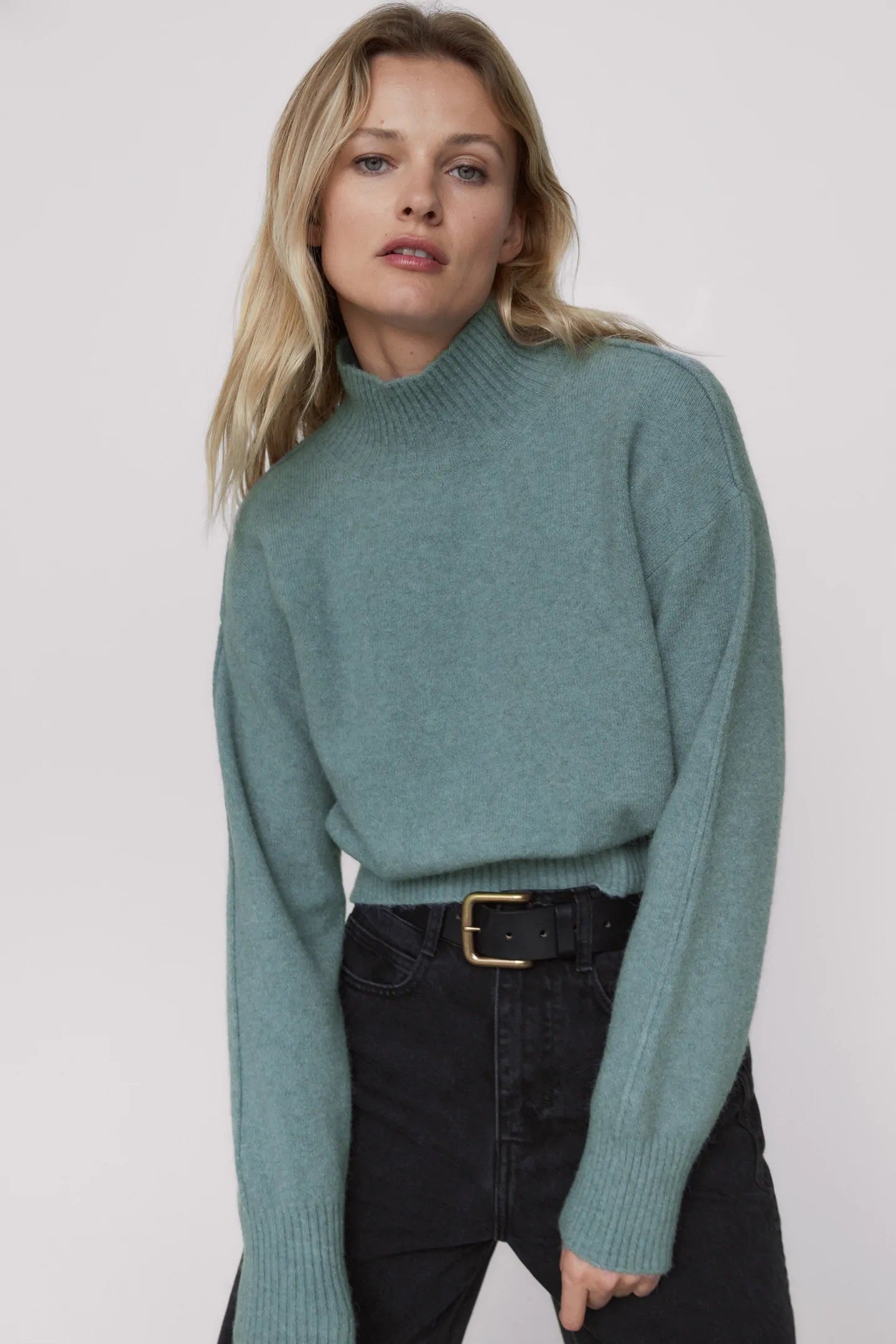 Un básico de fondo de armario que te pondrás con todo: jersey de cuello subido en verde agua por 12,99 euros.