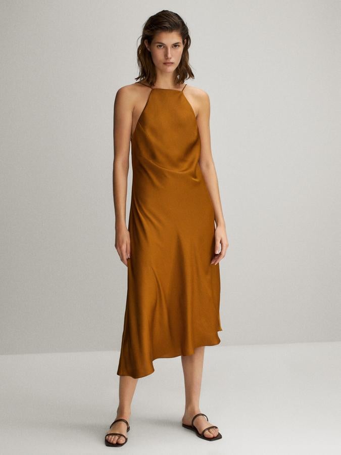 Este vestido midi lencero en color ocre con escote halter pasa de 99.95 a 29.95 euros en las útlimas rebajas de Massimo Dutti.