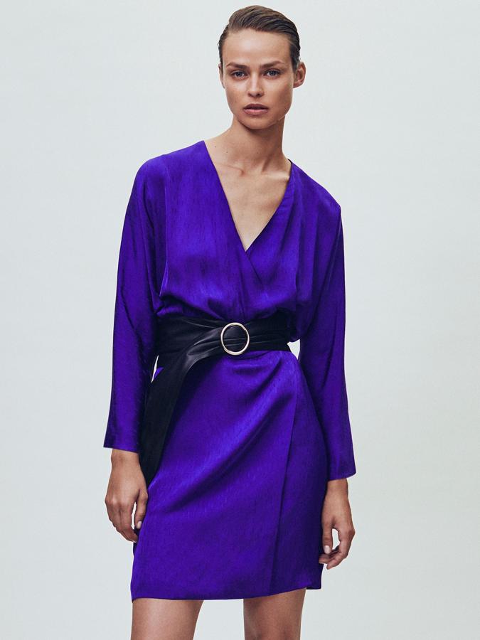 Este mini vestido cruzado en jacquard morado pasa de 99.95 a 29.95 euros en las últimas rebajas de Massimo Dutti.