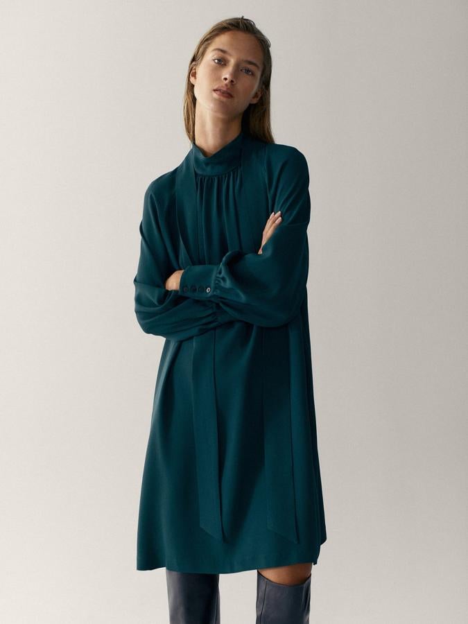 Este vestido fluido en verde musgo con detalle de lazo al cuello y mangas con volumen pasa de 89.95 a 29.95 euros en las útlimas rebajas de Massimo Dutti.