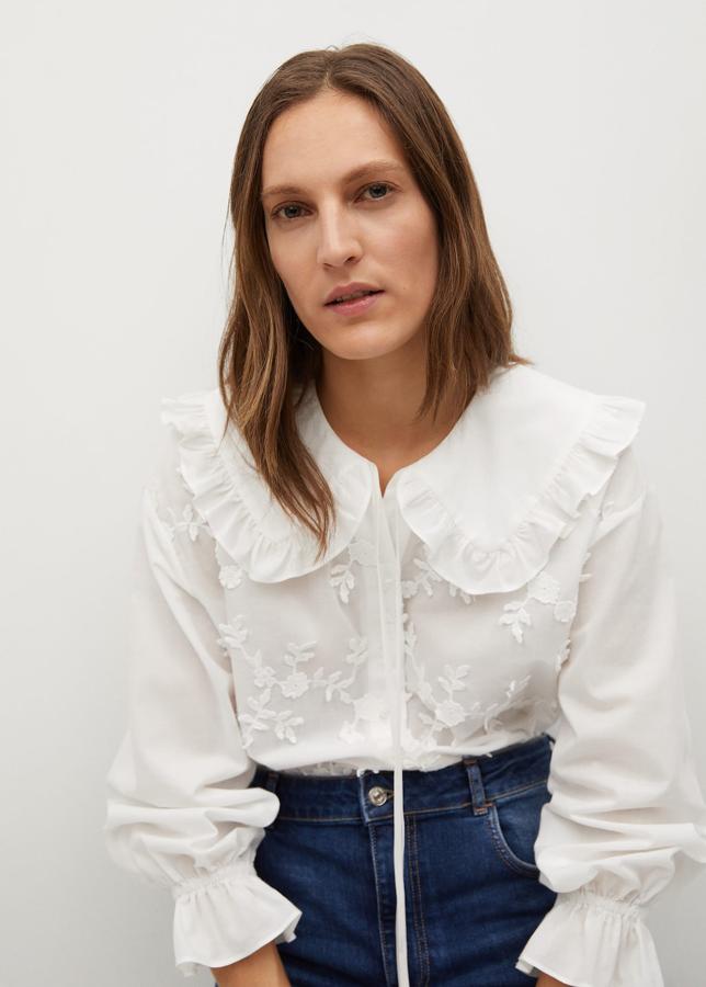 Blusa blanca con bordados de la nueva colección de Mango (29,99 euros)