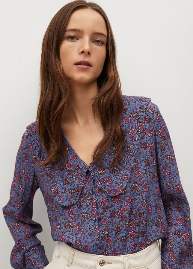 Blusa estampada con cuello bobo de la nueva colección de primavera de Mango (25,99 euros)