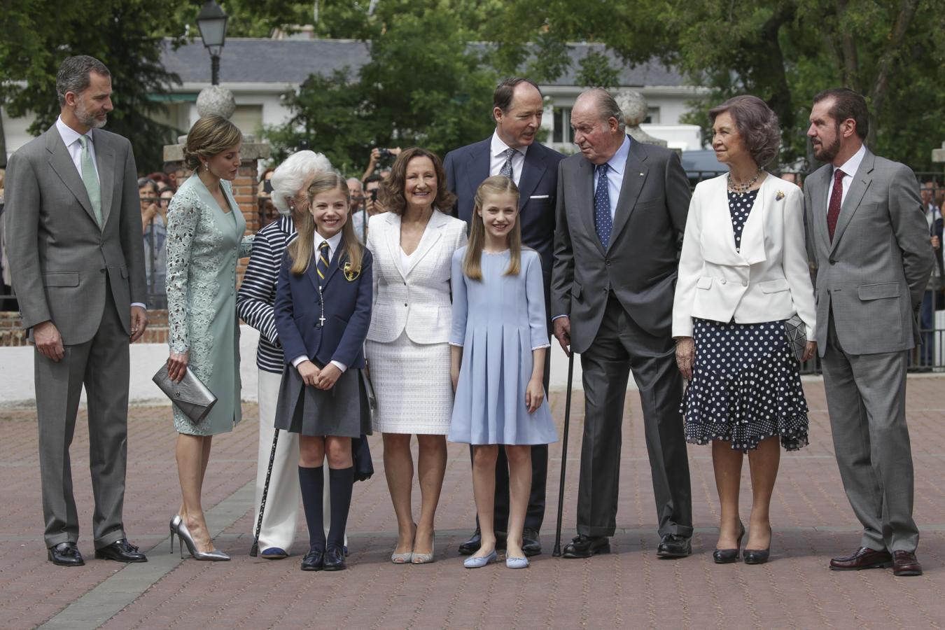Una de las imágenes que más llamó la atención en la comunión de la Infanta Sofía fue esta, en la que Paloma Rocasolano, de blanco y radiante, se colocó muy sonriente y sin ningún pudor en el centro de la foto, escoltada por sus nietas, y desplazando a la Reina Sofía a un plano lateral.