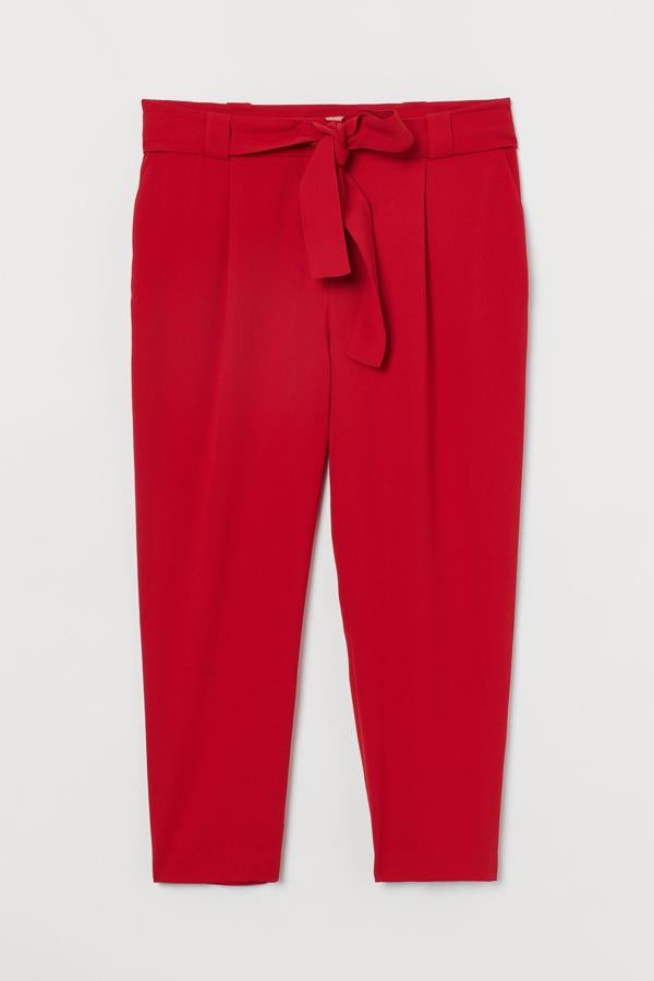 Pantalón pintillo con nudo delantero en la cintura, de H&M (29,99 €).