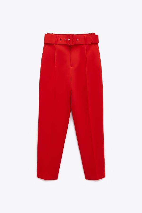 Pantalón recto con pinzas y cinturón a juego, de Zara (29,95 €).