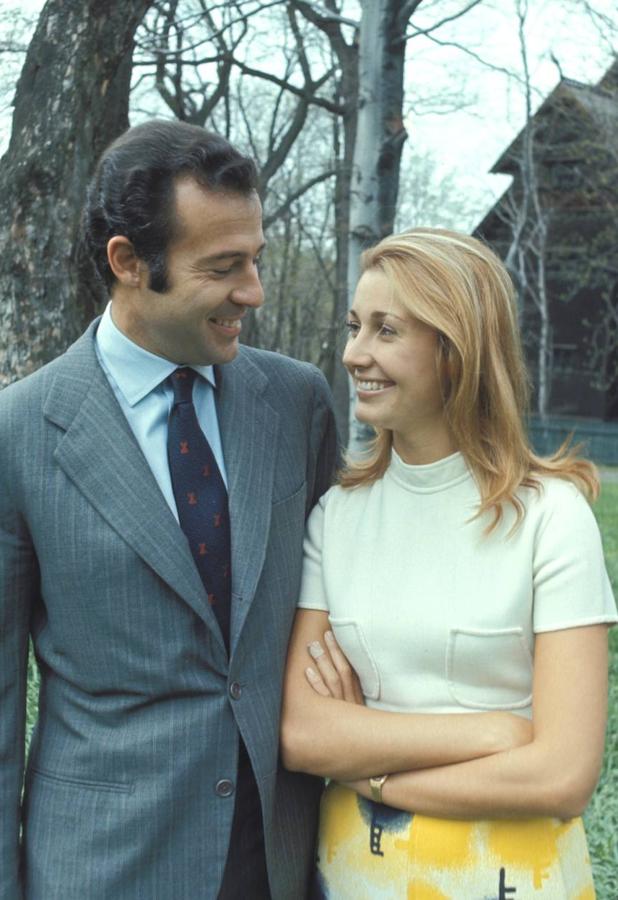 El 23 de diciembre de 1971 se celebró en el Palacio de El Pardo la petición formal de mano. Carmen Martínez Bordiú y Alfonso de Borbón se casarían en el mismo sitio el 8 de marzo de 1972. El lugar era la residencia familiar de Francisco Franco, su hija Carmen y su numerosa familia de siete hijos, entre los que estaba Carmen Martínez Bordiú, la más rebelde de todos ellos.