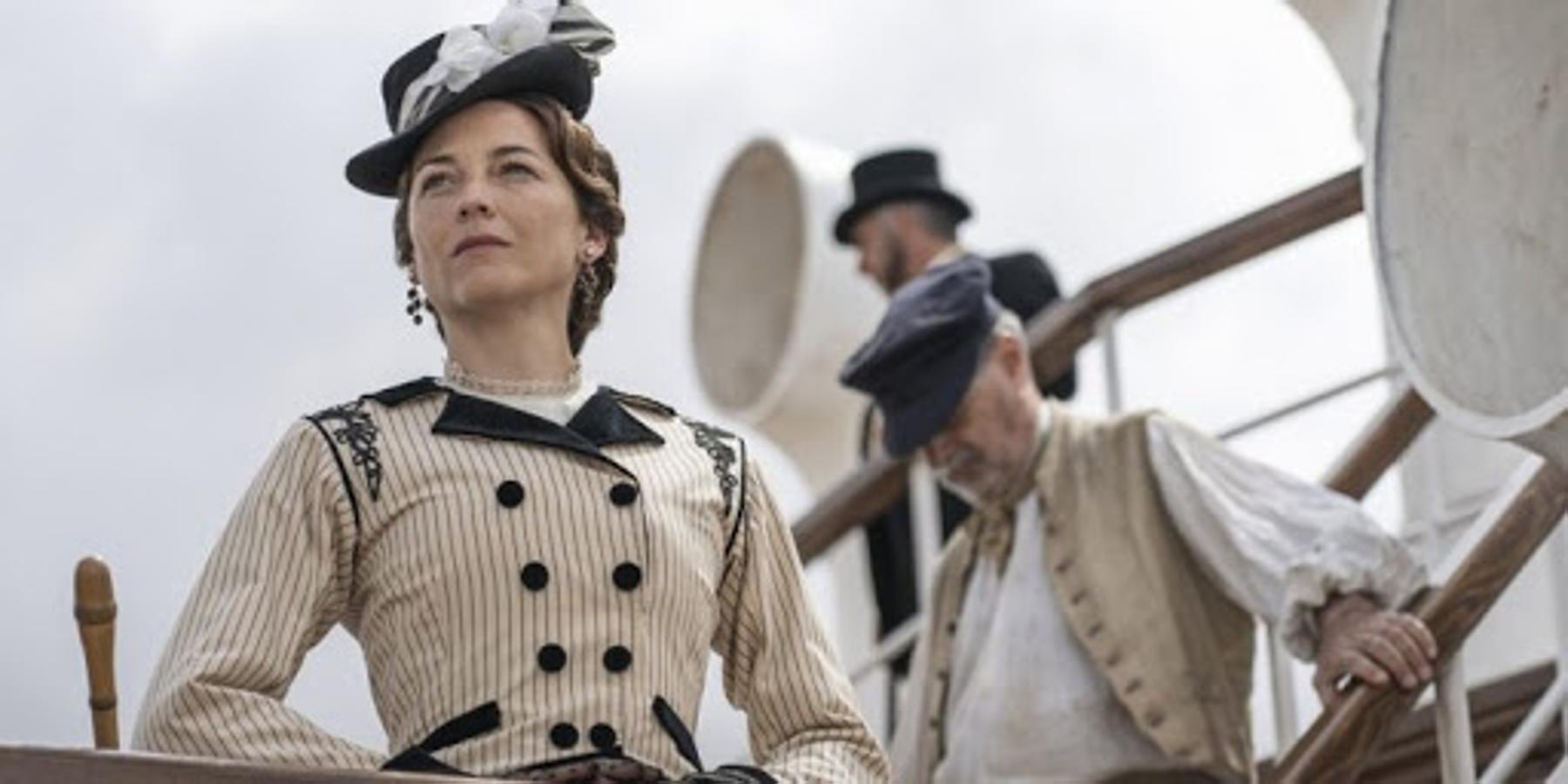 La templanza. Temporada 1. Amazon Prime. 26 de marzo.Leonor Watling y Juana Costa protagonizan la adaptación de la exitosa novela homónima de María Dueñas y que narra la historia de Soledad Montalvo y Mauro Larrea, una mujer y un hombre hechos a sí mismos y cuyos destinos están a punto de converger en un lugar y un tiempo fascinantes, viajando hasta las tumultuosas comunidades mineras de México en el siglo XIX.