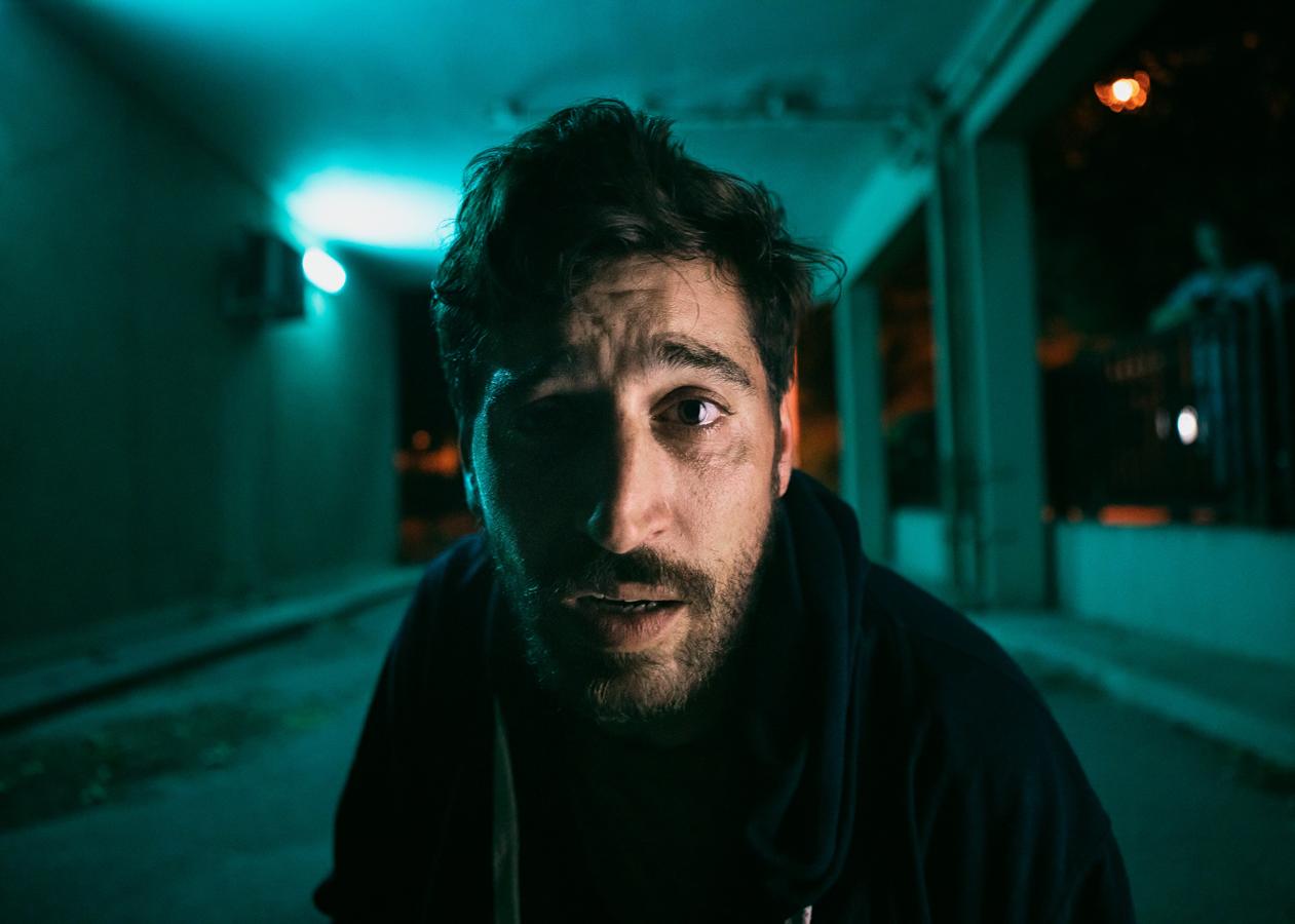 Dealer. Temporada 1. Netflix. 10 de marzo.Grabada en formato de falso reportaje con cámara oculta, esta producción francesa cuenta la aventura de un director de vídeos musicales que se aleja de su trabajo habitual para filmar, sin que nadie lo sepa, a un peligroso líder de una banda de narcos interesado en irrumpir en la escena del rap. Un conveniente encuentro que sin embargo se torcerá cuando se desate una peligrosa guerra de bandas.