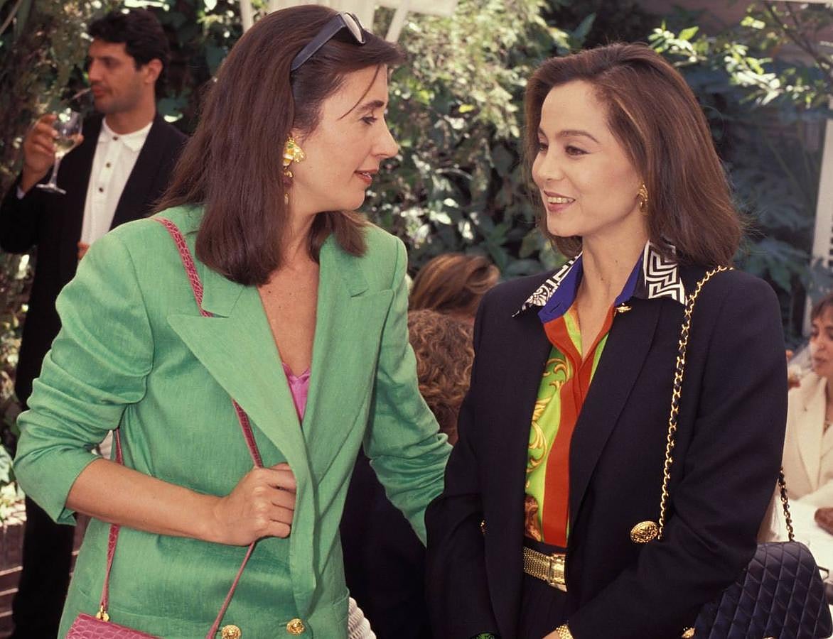 Carmen e Isabel mantienen una amistad indestructible. Ambas se han apoyado a lo largo de los años y han sido fieles confidentes la una de la otra. Tanto es así que cuando Isabel Preysler aún era marquesa de Griñón y empezaba su relación con Miguel Boyer, Carmen los alojó en París donde estaba viviendo. Lo único malo que Carmen ha dicho de Isabel a lo largo de todos estos años es que: "Es imposible quedar con ella y llegar a tiempo a los sitios. Por eso prefiero ir por mi cuenta".