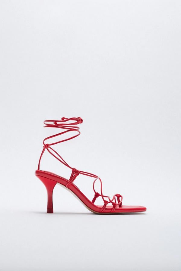 Con tiras finas entrelazadas en el corte y posición en el dedo, estas sandalias rojas de tacón son de Zara y vienen con punta y talón cuadrados y cierre mediante atado al tobillo. Cuestan 39,95 euros y podemos encontrarlas entre los números 36 y 41.