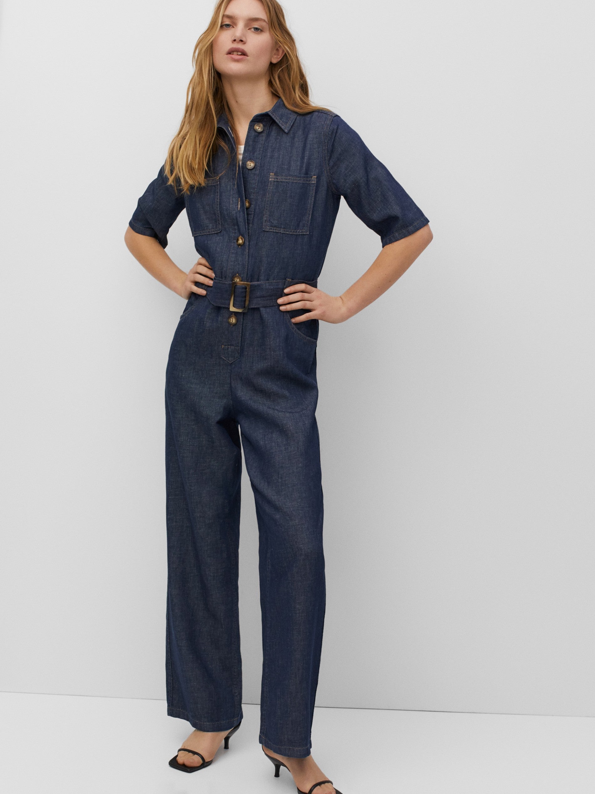 De aires más sofisticados y elegantes... tenemos este mono vaquero de la nueva colección de Massimo Dutti de algodón y lino, manga corta y en un color azul oscuro super favorecedor. (79,95 euros).