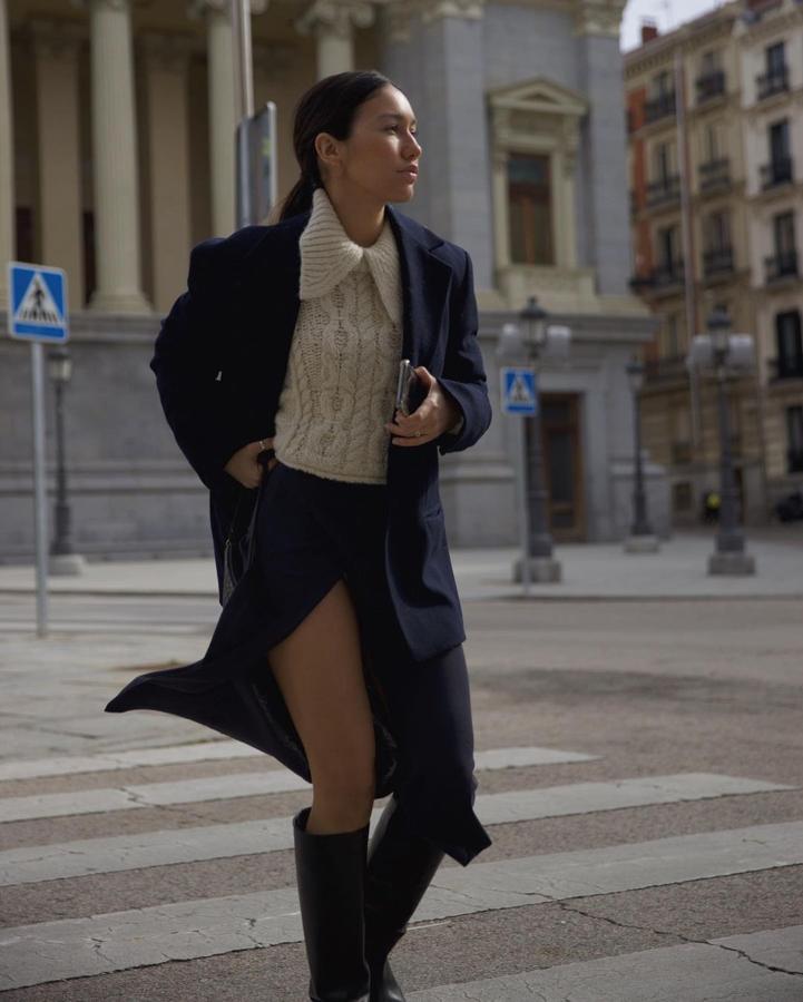 Jersey de punto con ochos y maxi cuello + falda midi con abertura + botas altas de color negro (@melissavillareal)