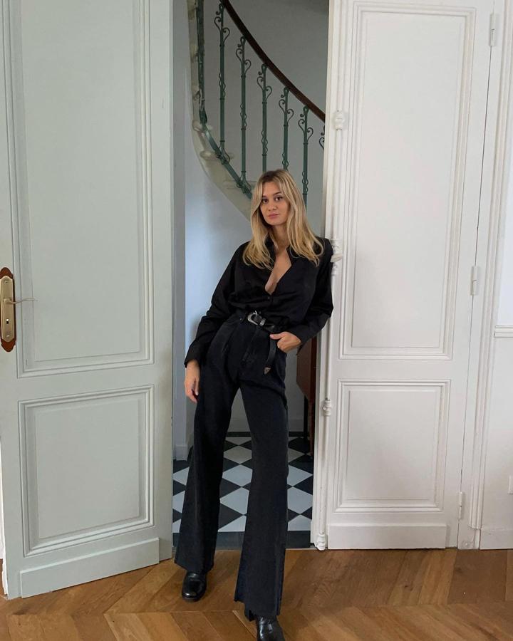Blusa de color negro + pantalón acampanado + cinturón cruzado. (annelauremais)