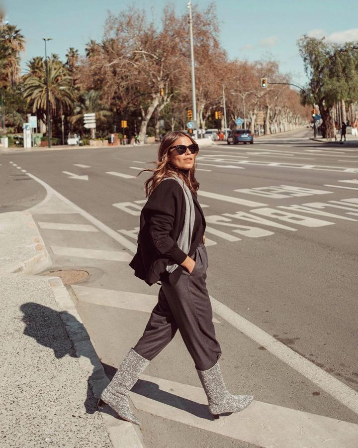 Americana de color negro +pantalón bombacho + botas altas con glitter (@jessiekass)