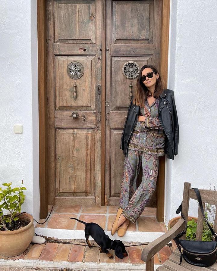 Cazadora de cuero negra + conjunto de camisa y pantalón con estampado pijama + bailarinas color caramelo (@coohuco)