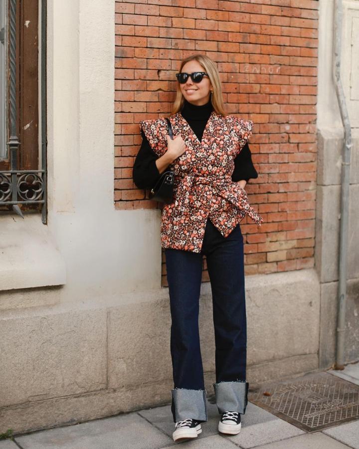 Chaleco estampado con flores + vaqueros rectos con vuelta + zapatillas Converse (@luciabarcena)