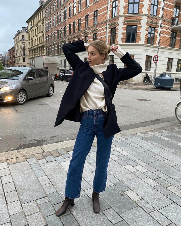 Abrigo corto de color negro + jersey de cuello alto + vaqueros rectos (@ceciliemoosgaard)