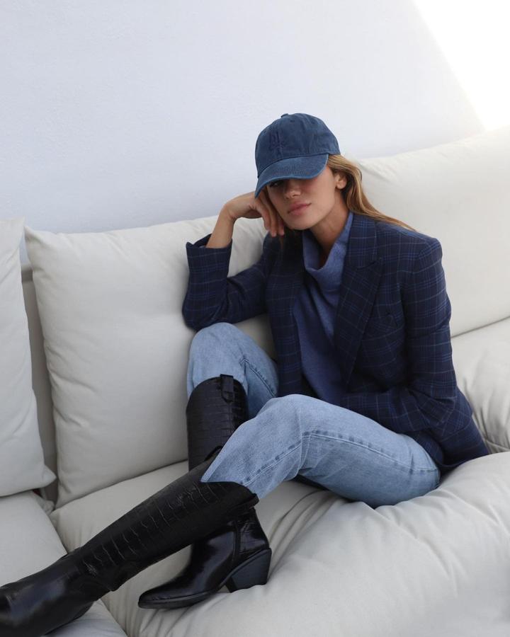 Americana con estampado de cuadros + gorra azul desgatado + tejanos claros + botas altas (@blanca_bleis)