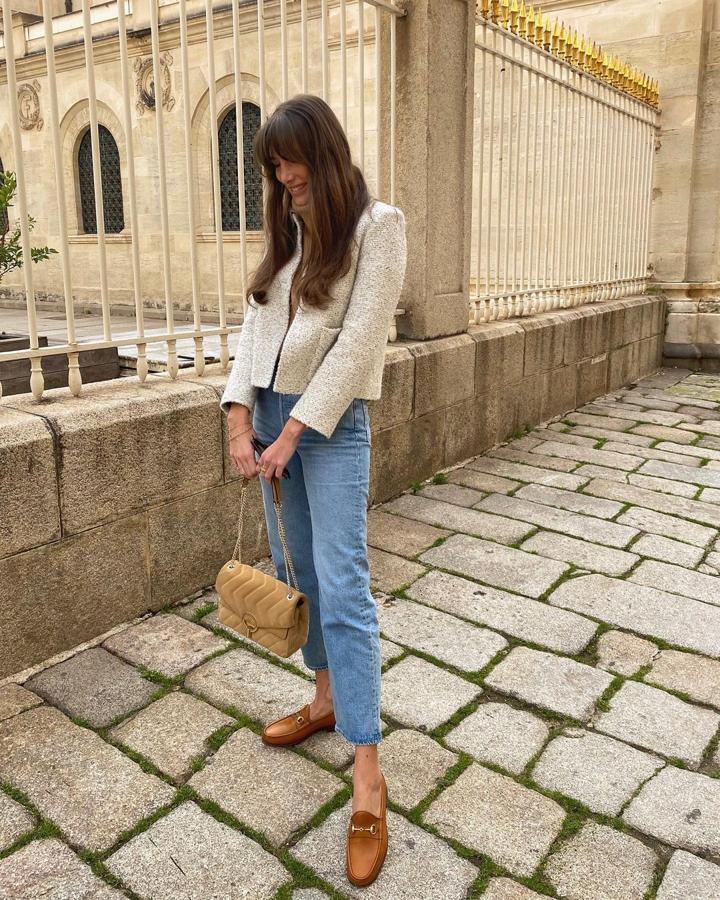 Chaqueta corta de tweed + vaqueros rectos + mocasines color caramelo (@juliesfy)