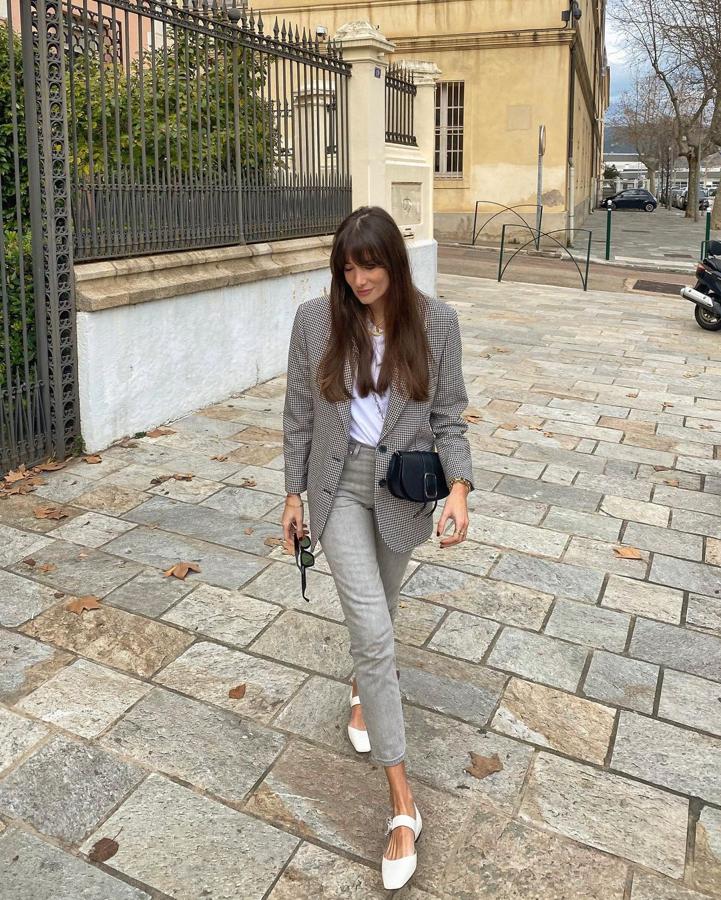 Americana con estampado de cuadros + tejanos grises + zapatos blancos con pulsera