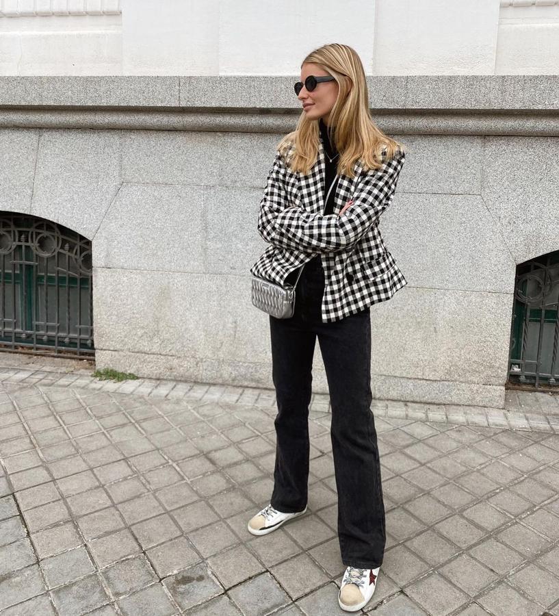 Americana corta con estampado de cuadros + pantalón acampanado + bolso bandolera en plata (@mariagarridost)