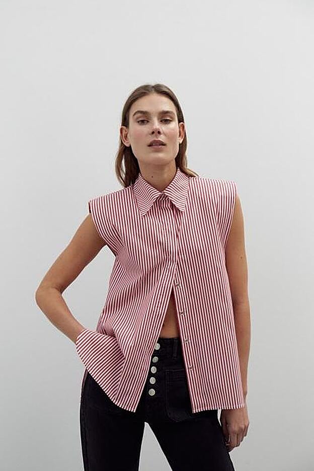 Camisa a rayas rojas y blancas sin mangas de Sfera.