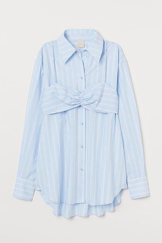 Camisa azul a rayas blancas a juego con un minitop, de H&M.