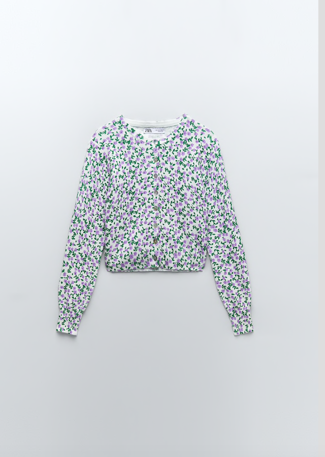 Este cárdigan es perfecto para los cuerpos con extra de curvas y mucho pecho: está confeccionado con un ligerísimo punto primaveral que convierte la chaqueta en prácticamente una camiseta. De hecho, lo puedes llevar perfectamente con faldas midi o pantalones 'daddy'. Además, el estampado es maravilloso (19,95 euros).