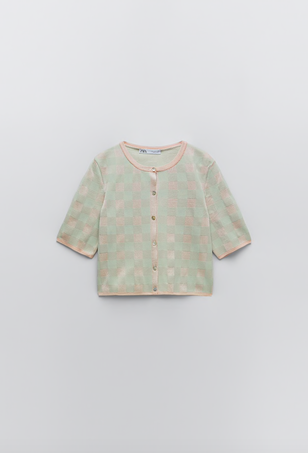 Uno de los cárdigan más impactantes de la nueva colección de Zara, aunque de una manera muy sutil. Se atreve a intervenir el platrón clásico con una manga corta maravillosa y, además, utiliza una combinación de colores con un espíritu retro encantador (Zara, 19,95 euros).