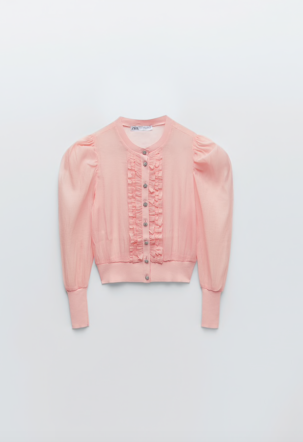 Un cárdigan que le quita inmediatamente cinco años a tu look con pantalones básicos, pero que aporta un volumen en el tren superior que no terminará de gustar a las que luzcan muchas curvas. El punto de organza, el adorno de volantes con botones joya y las mangas abullonadas evocan la moda decimonónica: un capricho (Zara, 25,95 euros).