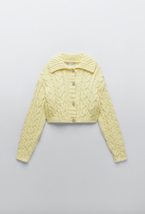 El amarillo es la verdader debilidad de los diseñadores de Zara, muy atentos a la hora de captar cómo nos gustan estos colores entre pastel y bebé, definitivamente cuquis, en nuestras prendas diurnas. Este cárdigan amarillo tiene un punto con bastante grosor y un cuello XL que no ayuda a perder centímetros, pero de nuevo le quita bastantes años a cualquier look con básicos (Zara, 25,95 euros).