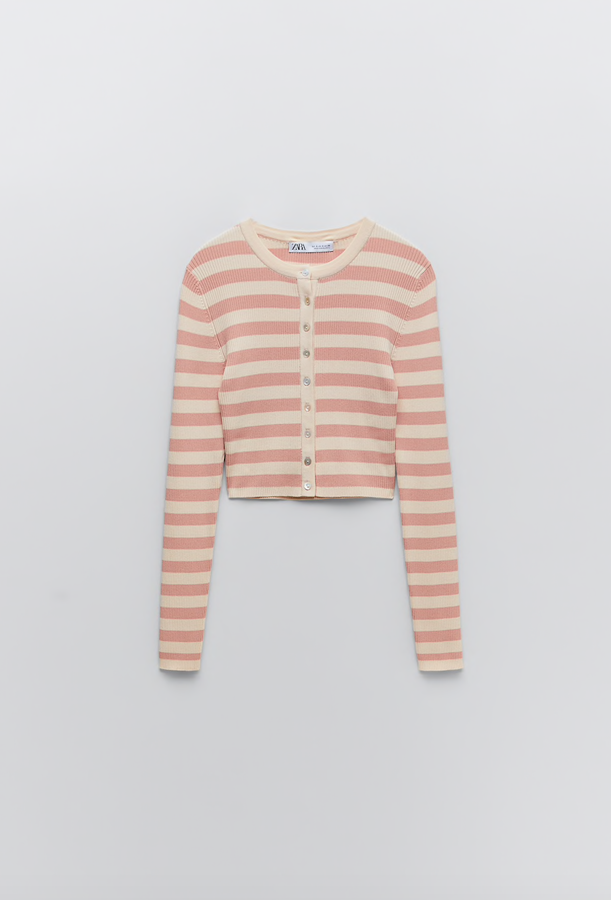 Este cárdigan va ajuego con una falda de tubo con exactamente el mismo estampado a rayas y queda espectacular. eso sí: si no te convence ir demasiado ceñida en el tren inferior, se puede combinar con tus pantalones o faldas favoritas sin problemas (Zara, 19,95 euros).