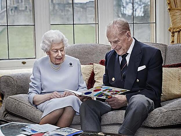 La reina Isabel II posa con el príncipe Felipe en una foto reciente.