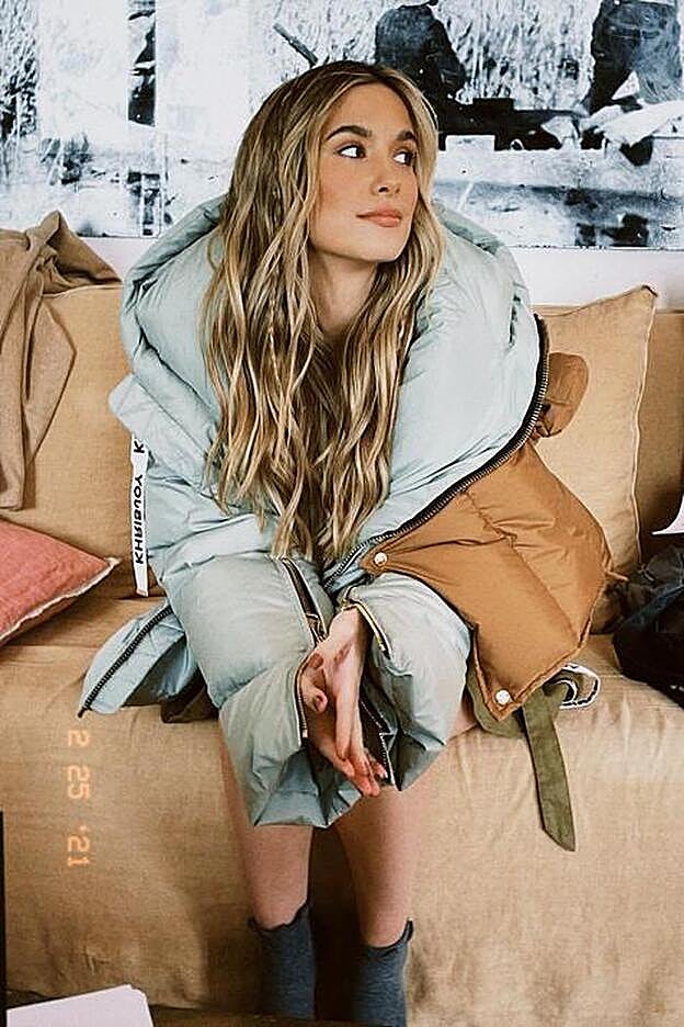 Con la raya en el centro y con ondas, así lleva María Pombo el peinado más bonito de la temporada.