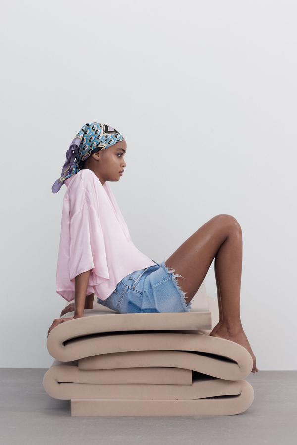 Blusa satinada de color rosa de la nueva colección de primavera de Zara (19,99 euros)