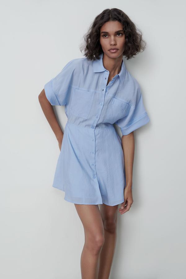 Mini vestido camisero de color azul de Zara (25,99 euros)