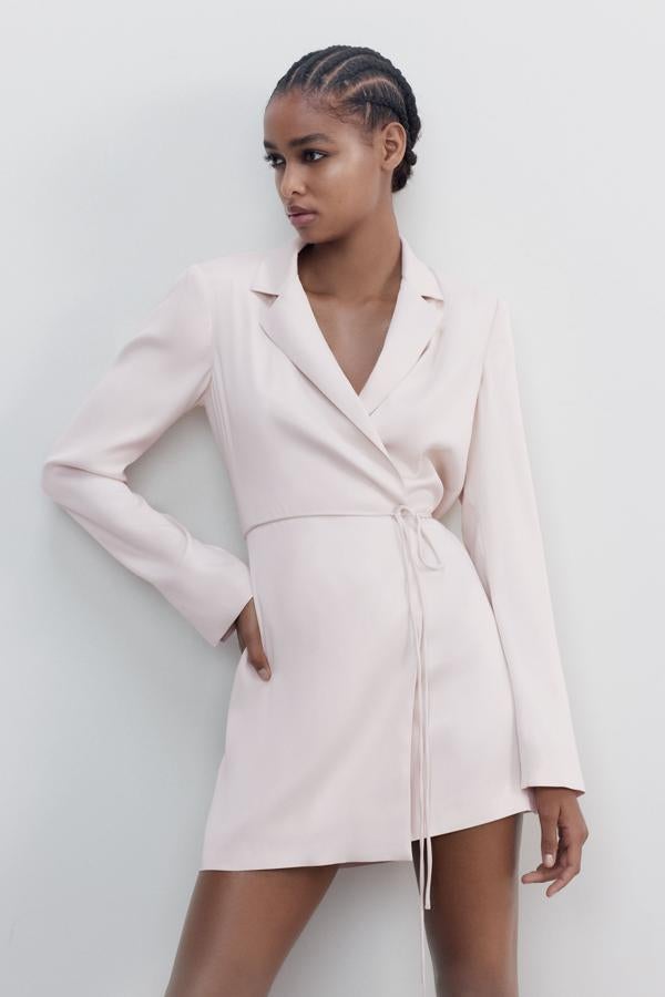 Mini vestido cruzado en color blanco roto de Zara (25,99 euros)