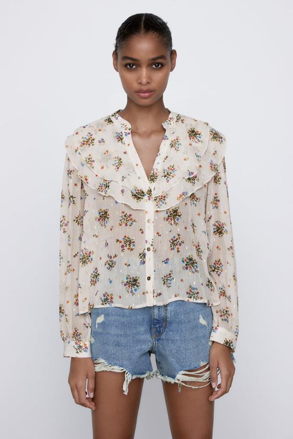 Blusa estampada con flores y volantes de la nueva colección de primavera de Zara (25,99 euros)