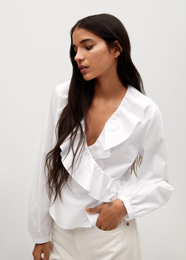 Blusa blanca cruzada con volantes de Mango (29,99 euros)