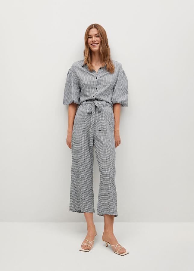 Conjunto de blusa y pantalón con estampado vichy de la nueva colección de Mango (19,99 euros cada prenda)