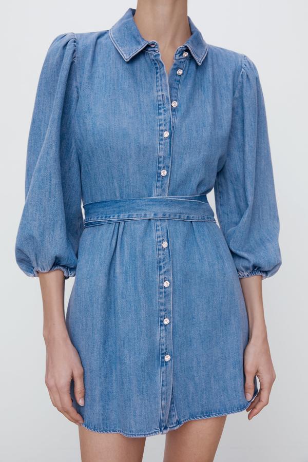 Vestido vaquero con manga abullonada de Zara (29,99 euros)