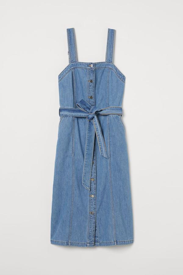 Vestido vaquero de tirantes, de H&M (29,99 €).