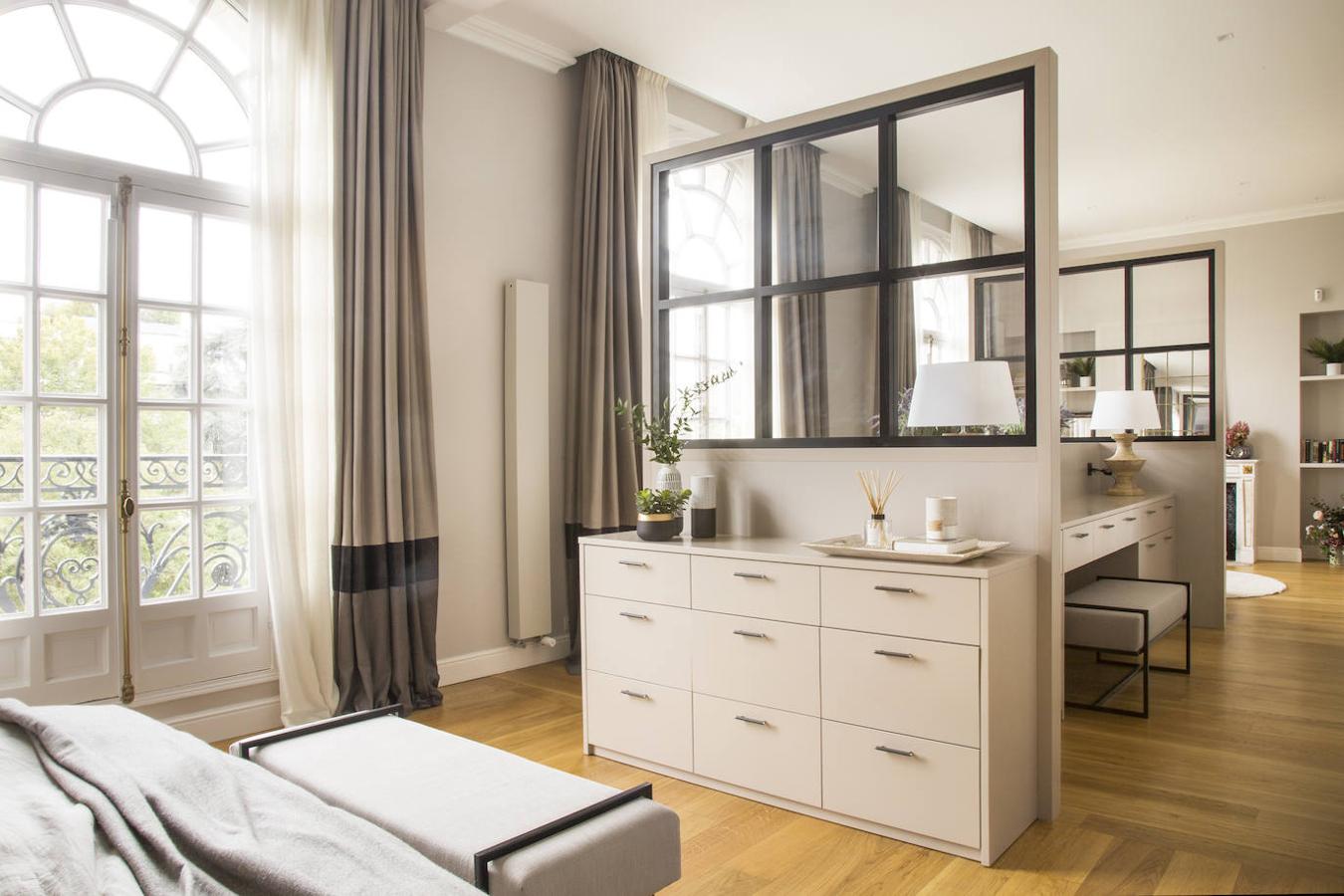 La cómoda separa la zona de baño y el vestidor.