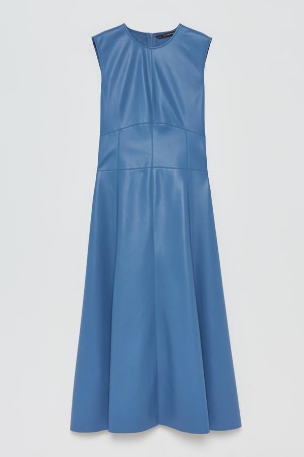 Este vestido midi de efecto piel en color azul y sin mangas cuenta con cierre mediante cremallera y tiene un precio de 39,99 euros. Es de Sfera.