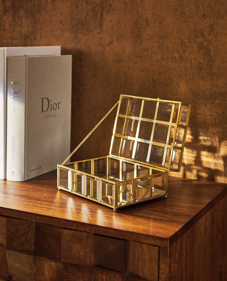 Esta caja de cristal con filos dorados cuesta 29.95 euros en Zara Home.
