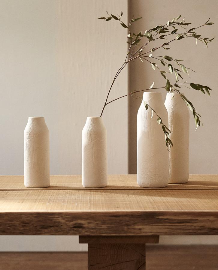 Estos jarrones con textura de Zara Home cuestan 17.95 euros.