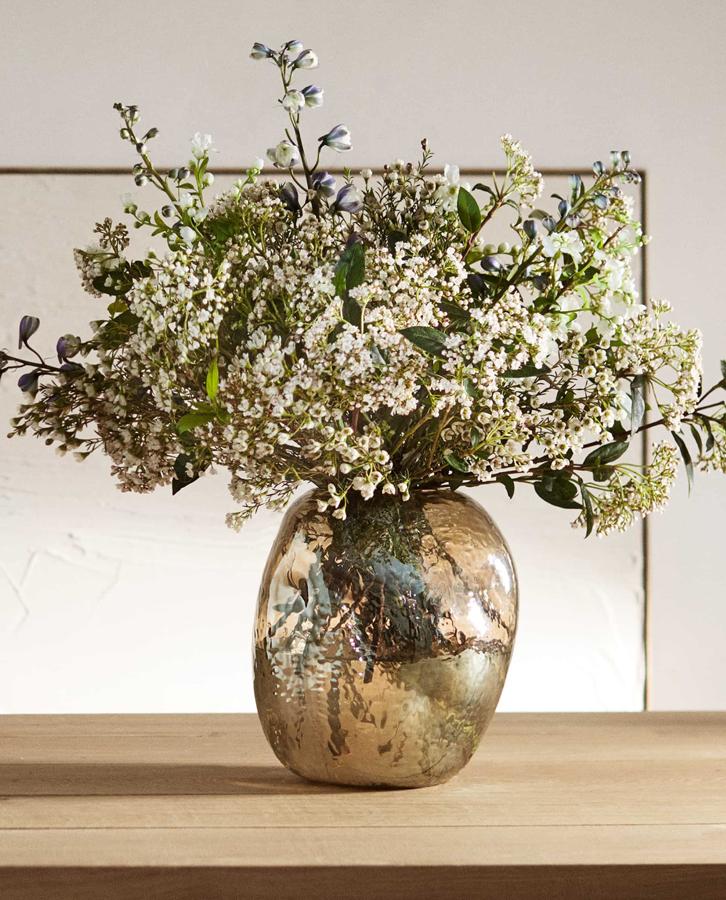 Este jarrón de vidrio irregular cuesta 29.95 euros en Zara Home.