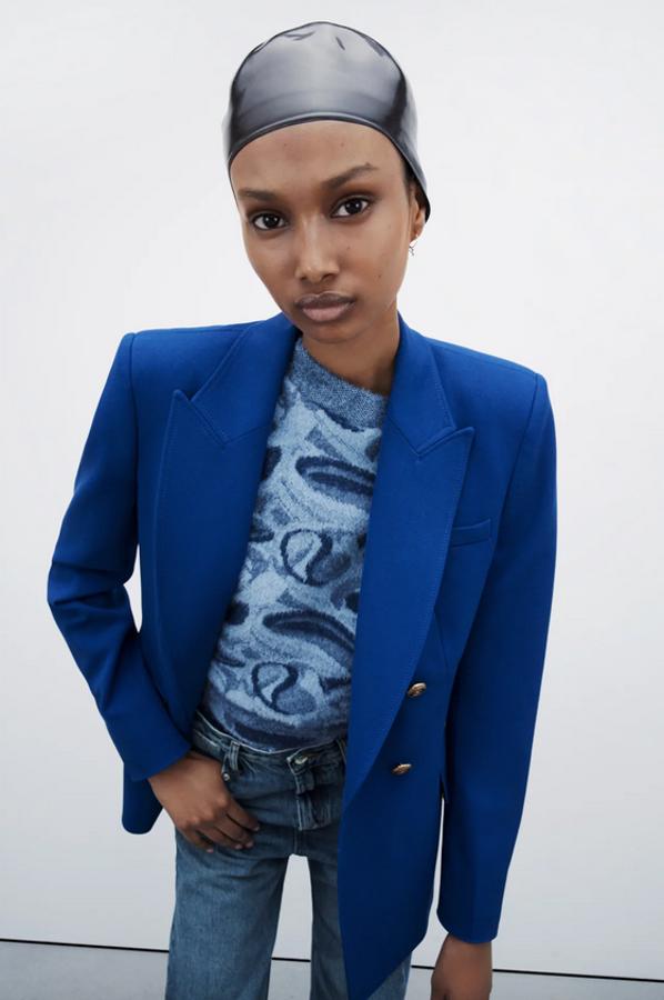 En un precioso color cobalto, esta blazer de cuello y solapa con manga larga y hombros marcados de Zara viene con bolsillos delanteros con solapa y cierre frontal cruzado con botones metálicos. Con un precio de 49,95 euros, podemos encontrarla entre las tallas XS y XL.