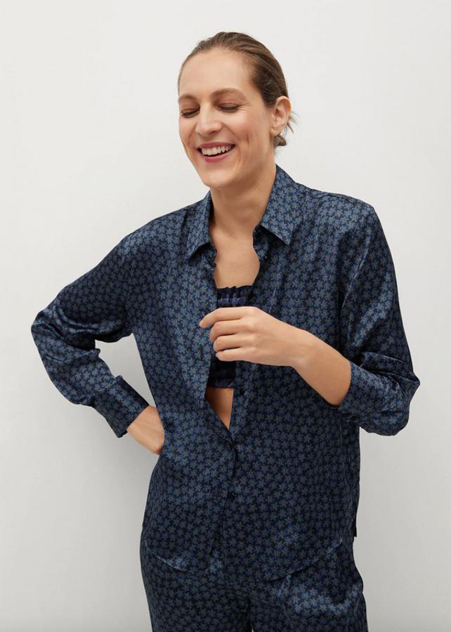 Esta camisa en tejido satinado estampado y recto es de Mango y viene con cuello de solapa, costura del hombro caída y manga larga con puños abotonados. Con cierre de botones en el frontal a tono, cuesta 29,99 euros y está disponible entre las tallas XS y XL.